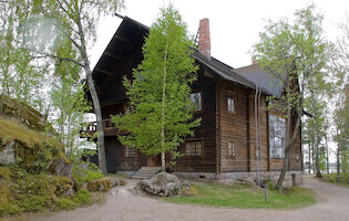 The house of Pekka Halonen at Halosenniemi (and a drop of water on the lens) · Lake Tuusula Culture Trip · photo 16