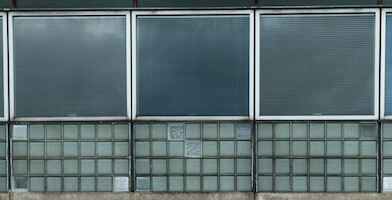 Julkisivua luoteesta: ikkunoita ja lasitiiliä · Roihuvuori primary school 2014 · photo 48