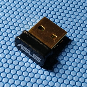 Lähiverkkosovitin Asus USB-N10 Nano B1. Itse otettu kuva.