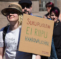 Sukupuoleni ei riipu haarovälissäni · Helsinki Pride Parade 2014 · photo 34