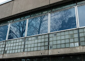 Ikkuna- ja lasitiiliseinää · Roihuvuoren ala-aste 2014 · kuva 6