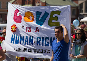 Anatolian kulttuurikeskus: love is a human right · Helsinki Pride -paraati 2014 · kuva 180
