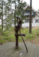 Old manually operated well at the south side of Ainola · Lake Tuusula Culture Trip · photo 10