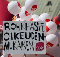 SDP: rohkeasti oikeudenmukainen · Helsinki Pride -paraati 2014 · kuva 154