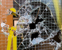 Rikottu ikkuna kotkansiivessä · Roihuvuori primary school 2014 · photo 31