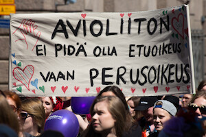 Avioliiton ei pidä olla etuoikeus vaan perusoikeus · Helsinki Pride -paraati 2014 · kuva 8 Avioliiton ei pidä olla etuoikeus vaan perusoikeus · Helsinki Pride -paraati 2014 · kuva 8