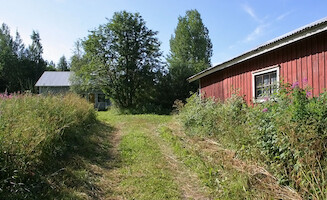 Vasemalla päärakennus, oikealla suuri ulkorakennus · The old farm · photo 30