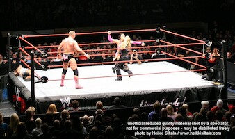 Trish Stratus & Molly Holly vs Victoria & Nidia · WWE RAW Live & Loaded · photo 23