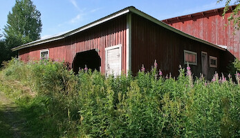 Suuri ulkorakennus yleisen tien liittymän luolta nähtynä, tässä kulmassa näyttää olevan puucee · The old farm · photo 32 Suuri ulkorakennus yleisen tien liittymän luolta nähtynä, tässä kulmassa näyttää olevan puucee · The old farm · photo 32