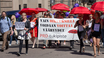 PRO-tukipiste: vain oikeuksilla voidaan voittaa vääryydet · Helsinki Pride -paraati 2014 · kuva 76