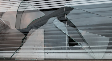 Rikottu ikkuna Kotkansiivessä · Roihuvuori primary school 2014 · photo 27