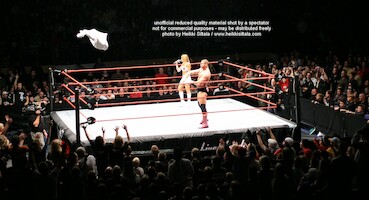 Trish Stratus & Molly Holly vs Victoria & Nidia · WWE RAW Live & Loaded · kuva 18