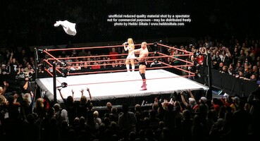 Trish Stratus & Molly Holly vs Victoria & Nidia · WWE RAW Live & Loaded · kuva 18 Trish Stratus & Molly Holly vs Victoria & Nidia · WWE RAW Live & Loaded · kuva 18