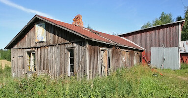 Suuri ulkorakennus, tässä päässä on saattanut olla sauna ja saunakamari, pellot avautuvat alamäkeen rakennuksen vasemalla puolella · The old farm · photo 15