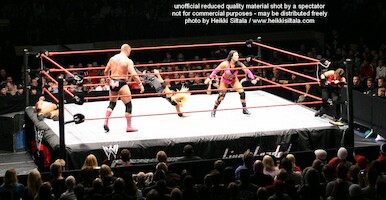 Trish Stratus & Molly Holly vs Victoria & Nidia · WWE RAW Live & Loaded · kuva 24