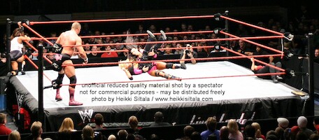 Trish Stratus & Molly Holly vs Victoria & Nidia · WWE RAW Live & Loaded · photo 28