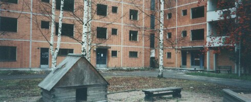 Alakiventien taloja ihmisten muutettua pois · Alakiventien skandaalitalot · kuva 25