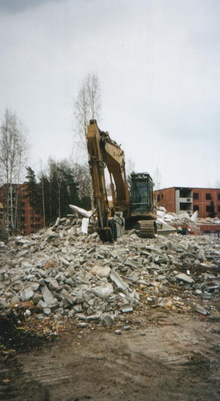 Demolishing on its way at Alakiventie