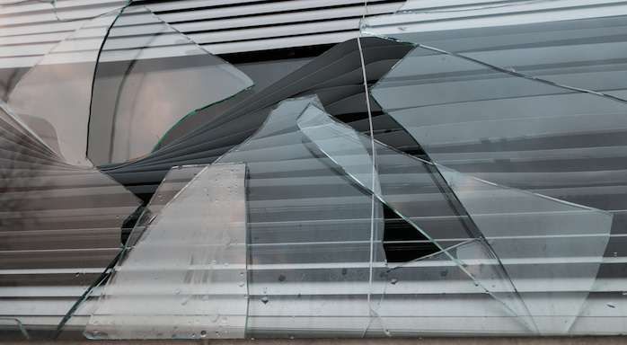 Rikottu ikkuna Kotkansiivessä