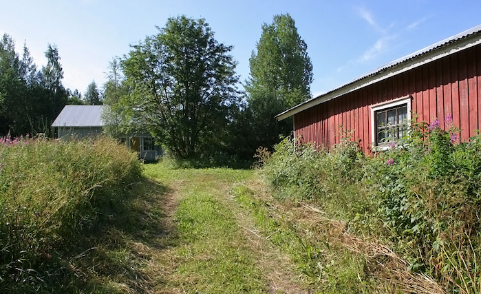 Vasemalla päärakennus, oikealla suuri ulkorakennus Vasemalla päärakennus, oikealla suuri ulkorakennus
