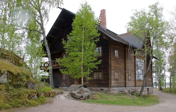 Pekka Halosen talo Halosenniemellä (ja pisara vettä objektiivilla)