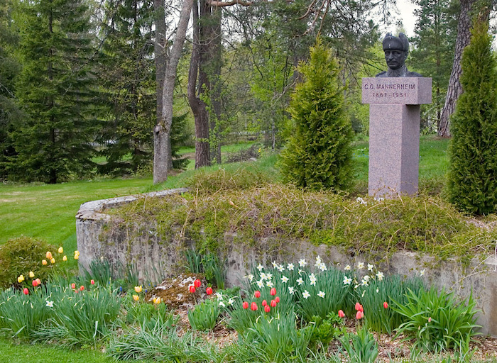 Mannerheimin muistolle omistettu pieni mustomerkki ja kukkaistutuksia Syvärannan lottamuseon etupihalla