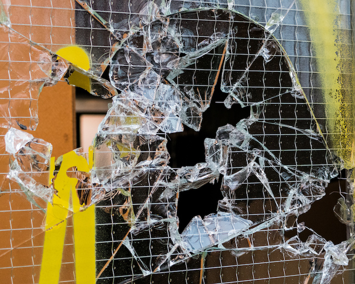 Rikottu ikkuna kotkansiivessä